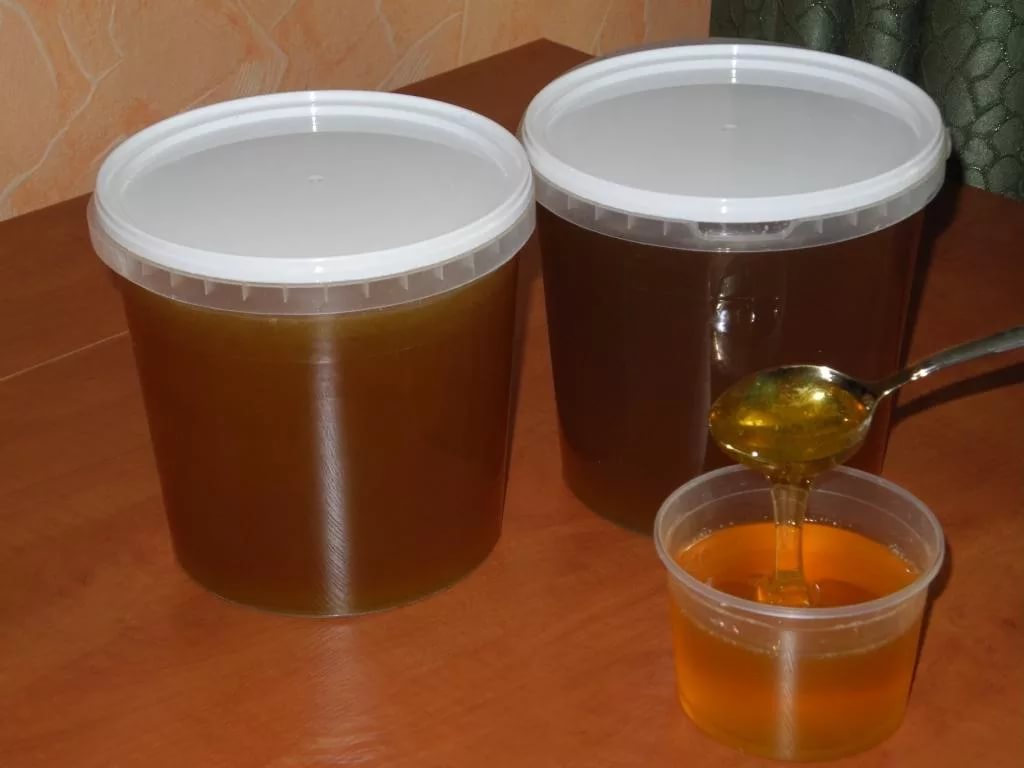 Мёд уже разлит в пластиковые контейнеры